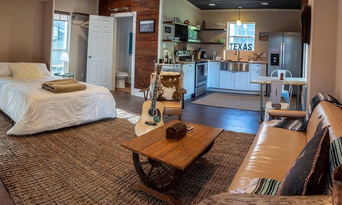 South Manchaca House | The Blueberry Cottage in South Austin