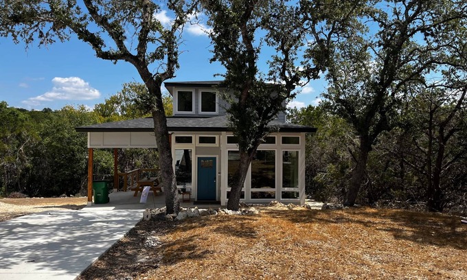 Canyon Lake House | The Bluebonnet House/Hike to the Lake!