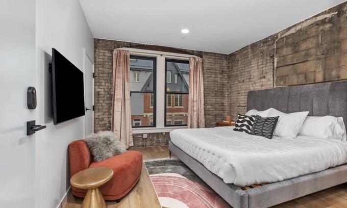 Grand Rapids Apartment | The BlueJay Vintage Suite - With Window