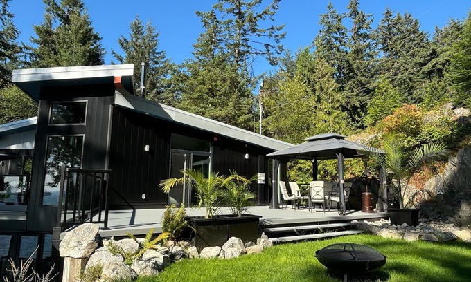 Bowen Island House | The Bluewater Retreat on Bowen Island with private beach access and ocean views