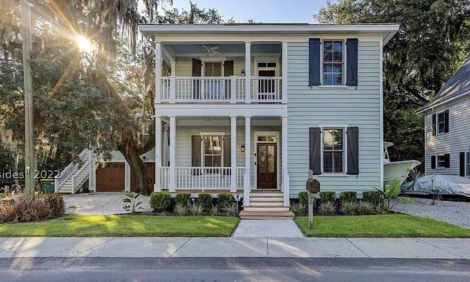 Olde Town House | The Bluffton Village Home - 5 BR in Old Town w Carriage Home