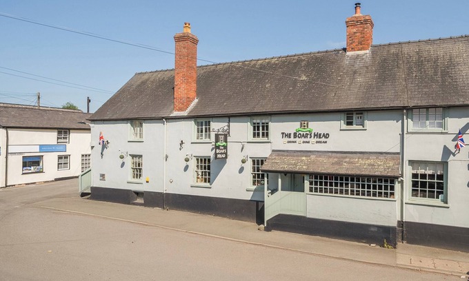 Bishops Castle Cottage | THE BOARS HEAD PUB, pet friendly, with hot tub in Bishop's Castle