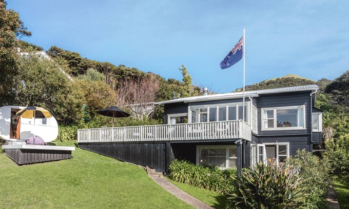 Waiheke Island House | The Boat House at Arran Bay - The Boat House at Arran Bay is a spectacular family holiday home in Arran Bay. With 4 bedrooms, plus caravan sleepout,it can sleep up to 8 adults and 12 guests in total.