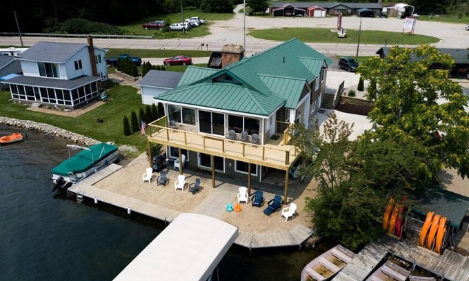 Sand Creek House | The Boathouse at Evans Lake