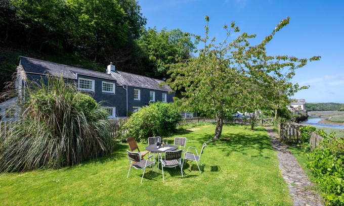 Little Petherick House | The Boathouse - Four Bedroom House, Sleeps 8