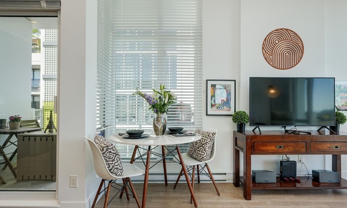Harris Green Condo | The Bohemian, min 30-Day Stays with Breathtaking Views and Home Office!
