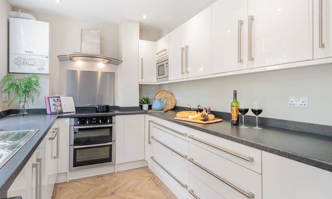 Silverdale House | The Bolt Hole -Luxury 3 bed cottage with hot tub!