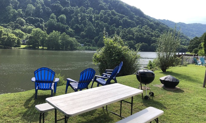 Mount Carbon Apartment | The Boomer: sky, river, and mtn your postage stamp for a week of relaxation!
