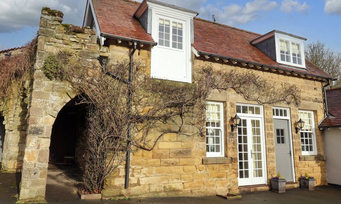 Knaresborough Cottage | THE BOTHY, character holiday cottage, with open fire in Knaresborough