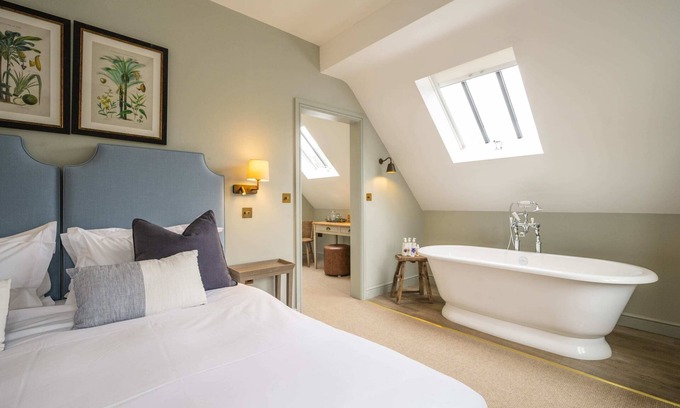 Henley Bed & Breakfast | The Bottle & Glass Inn - Deluxe inc bath - Room 3