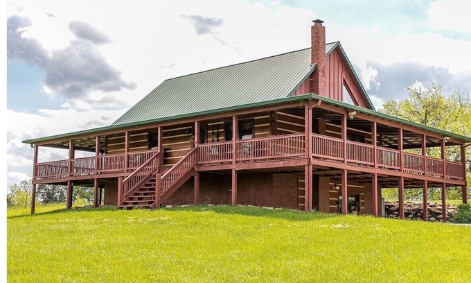 Springfield Cabin | The Bourbon Lodge - Log home escape, Bourbon Trail, sunsets, peaceful retreat