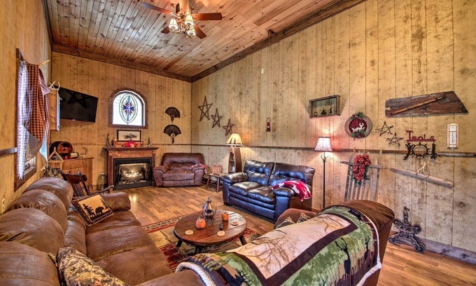 Florence Cabin | 'The Bovard Lodge' Rustic Cabin Near Ohio River!