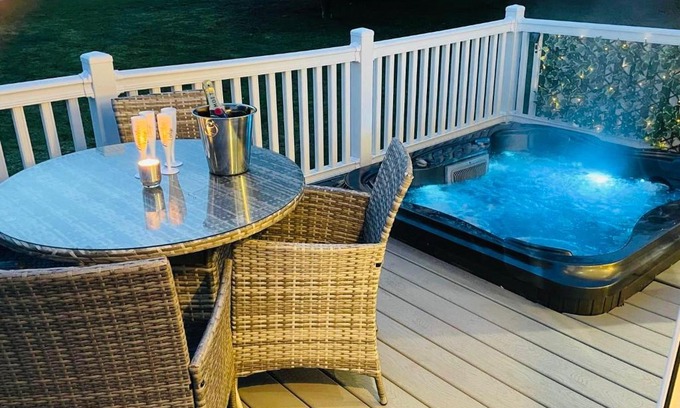 Allerthorpe House | The Braunston Lodge with Hot Tub