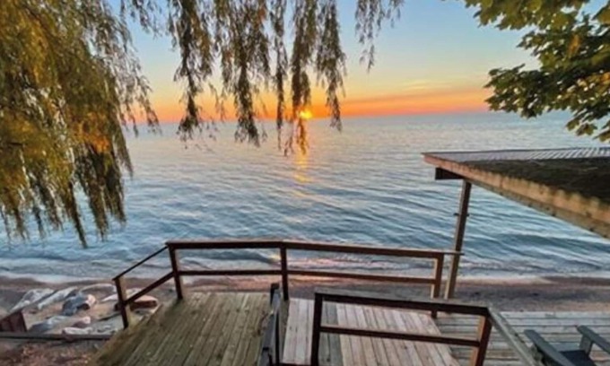 Zurich Bed & Breakfast | The Brentwood Waterfront Retreat
