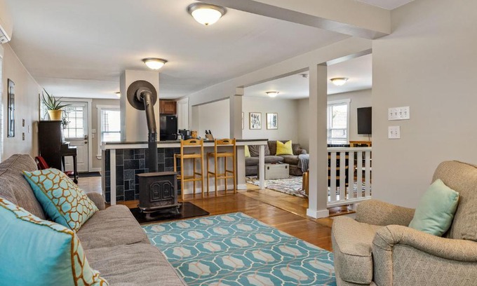Munjoy Hill Apartment | The Brew House - 2nd Floor Private Apartment