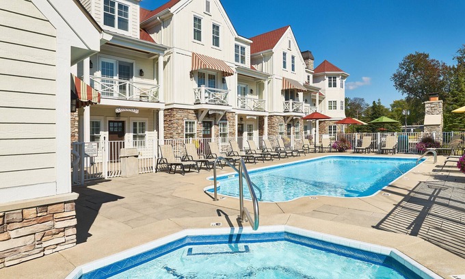 Holland House | "The Bridgeport" Luxury Townhome, Pool, Hot Tub, Golf Membership, Near Lake and Beaches