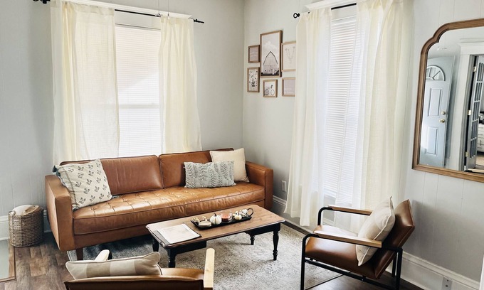 Great Bend House | The Broadway Cottage - Great Bend Downtown(Pet Friendly)