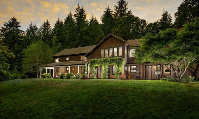 Carlton House | The Brookside Inn Estate