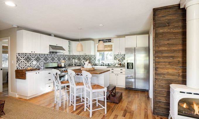Thousand Oaks House | The B’s Hive Cottage