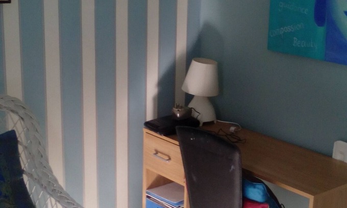 Crawley Down House | THE BUDDHA ROOM (QUIET COSY & CLEAN) 15 MINS FROM GATWICK.