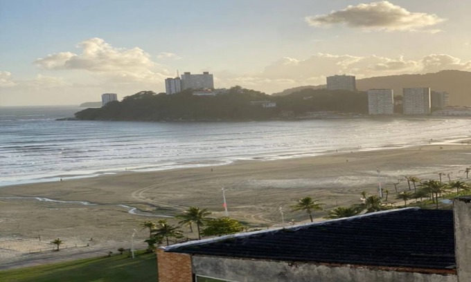 Itarare Apartment | The building faces the beach and the kitnet has a wide view of it.