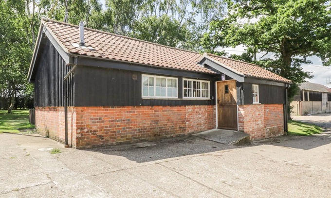 Eye Cottage | THE BULL PEN, with a garden in Eye