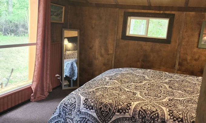 Augusta Cabin | The Bunkhouse-within walking distance to Main Street Augusta