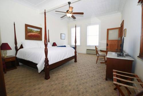 Eastland Hotel | The Burnet Room