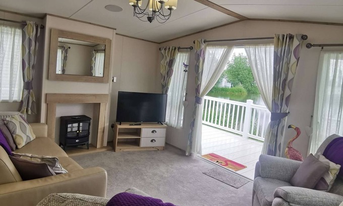 Ampney Crucis House | The Burrow, sleeps 6 and is pet friendly