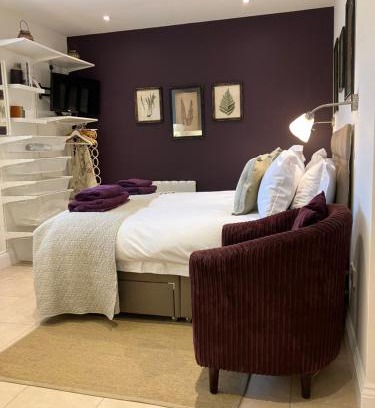 Quedgeley House | The Burrow