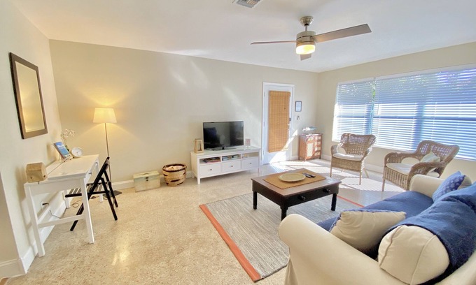 Royal Poinciana House | The Bush House - Premium Country Living for 4 - 2BR 1BA