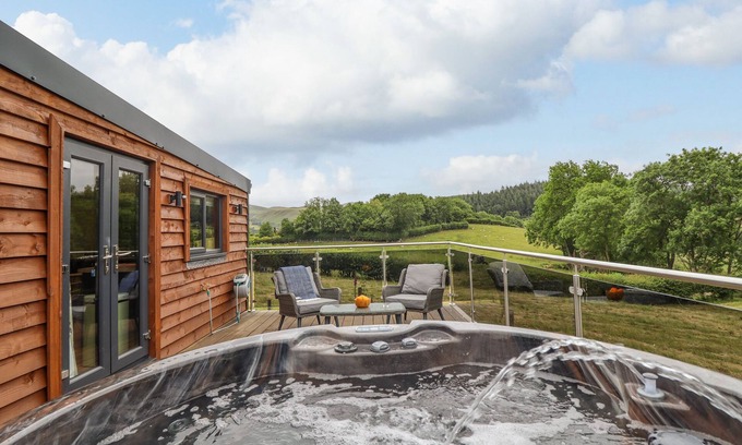 Glyndyfrdwy Cottage | THE CABIN AT EVELYNS RETREAT, pet friendly in Glyndyfrdwy