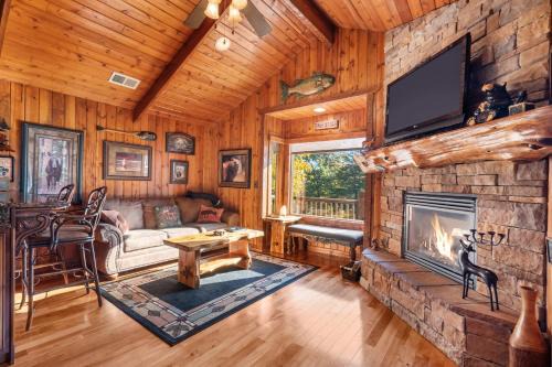 Branson Theater District House | The Cabin at Rock Canyon