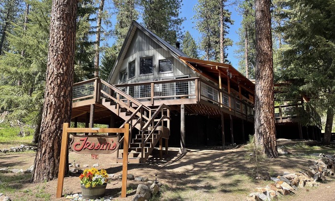 Garden Valley Cabin | The Cabin At Sleepy Hollow Sleeps 10-12