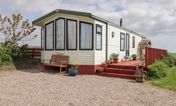 Lybster Cottage | THE CABIN, family friendly, with a garden in Lybster