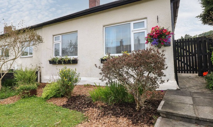 Hayfield House | THE CABIN, pet friendly, with a garden in Hayfield