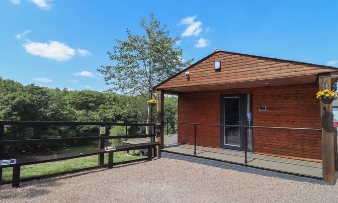 Hartshill Cottage | THE CABIN, romantic, with a garden in Hartshill
