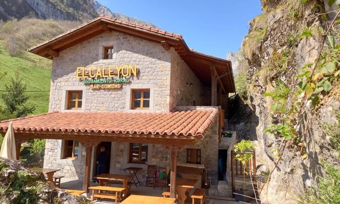 Bulnes Hotel | The Caleyon, village house with breakfast. Rooms with private bathroom.