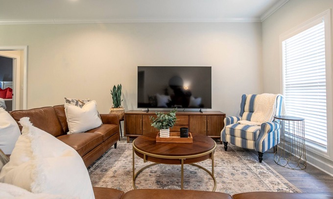 Oxford House | The Campbell 3BR Cozy Home by Velvet Ditch Villas