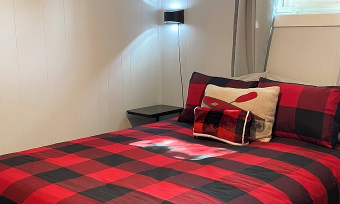 Prince George House | The Canadiana~Cozy &Spotless 2 BR~5min to Hospital~Free WiFi-Dog Friendly