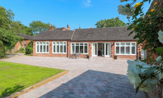 Langold Cottage | THE CANALSIDE COTTAGE, pet friendly, with a garden in Shardlow