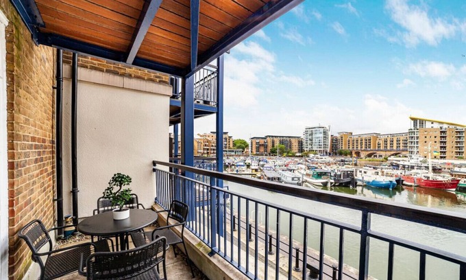 Limehouse Apartment | The Canary Wharf Flat