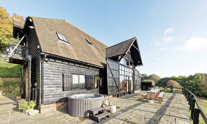 Canterbury House | The Canterbury Barn by Bloom Stays - large barn sleeping up to 20. Ideal for hen parties
