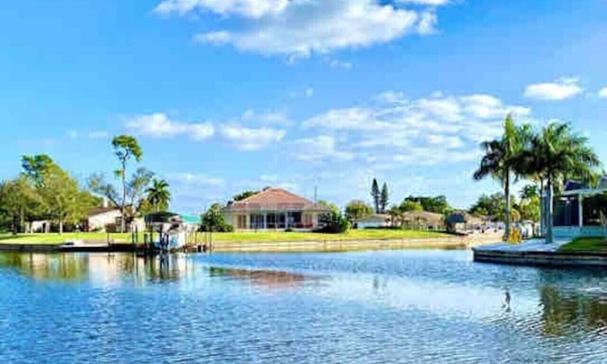 Yacht Club Apartment | The Cape 3 Gulf access