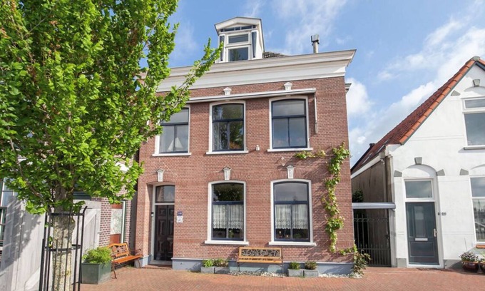 Lekkerkerk Bed & Breakfast | The Captain's Cabin with XXL bath and sauna on the river De Lek