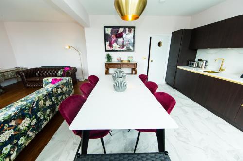 Robin Hood's Bay House | The Captains Residence at Rounton Villa by Maison Parfaite- Sea Views - Parking - Robin Hoods Bay