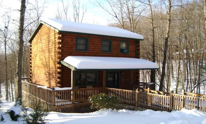 True House | The Cardinal log cabin. Wrap around deck, firepit. Next to Pipestem resort park.