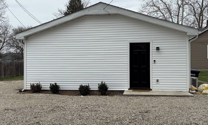 Muncie Cottage | The Cardinal. Newly built 1-bedroom cottage w/WiFi and AC in delightful Muncie