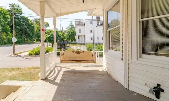 York House | The Carew House Sleeps 10 Fenced 4BR Full Kitchen Steps2 YCP
