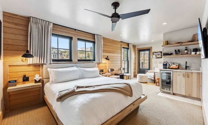 Historic District Condo | The Carlin Country Boy | King bed, mountain views